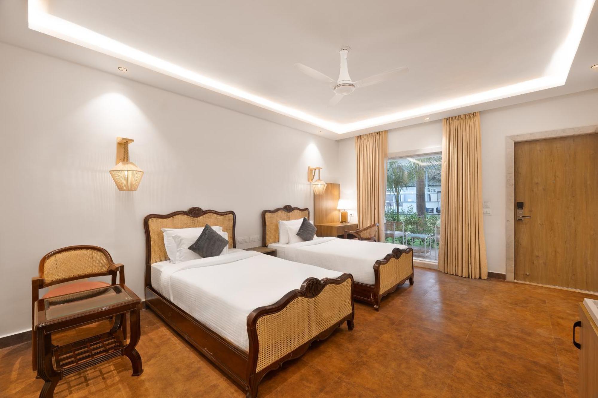 White Wharf Beach Resort Morjim Goa ภายนอก รูปภาพ
