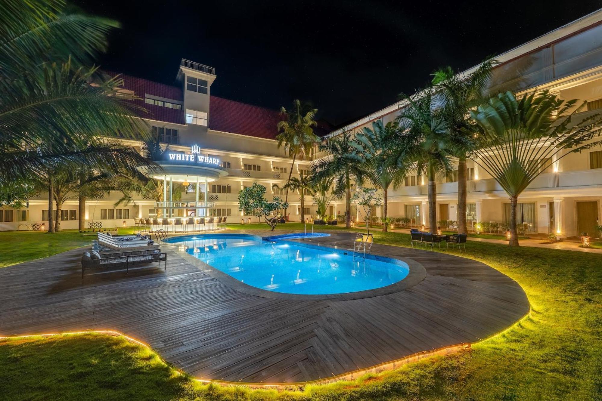White Wharf Beach Resort Morjim Goa ภายนอก รูปภาพ