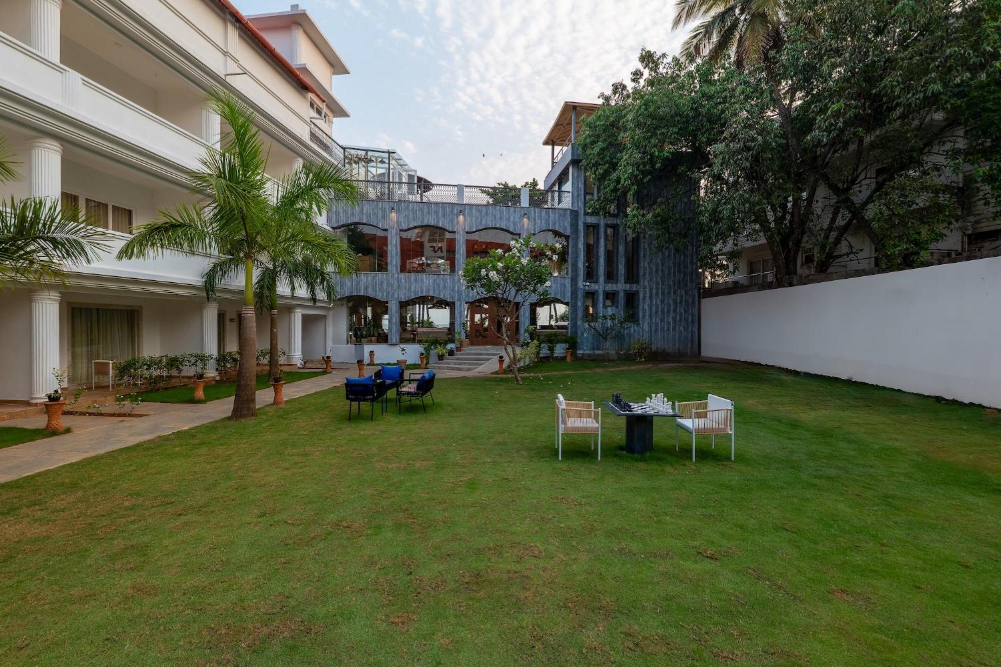 White Wharf Beach Resort Morjim Goa ภายนอก รูปภาพ